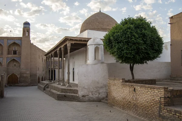 Den Masjid Vit Moskén Ligger Mitt Traditionella Östeuropeiska Marknaden Och — Stockfoto