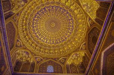Semerkand, Özbekistan - 26 Nisan 2015: İç Tilya Kori cami ve medrese Semerkand, Özbekistan'a Registan Meydanı'nda yer alan.