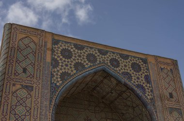 Semerkand, Özbekistan - 26 Nisan 2015: Ulugbek medrese Registan Meydanı'Semerkand, Özbekistan