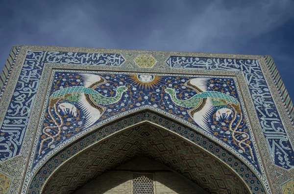 Bukhara Uzbequistão Abril 2015 Fachada Nadir Divan Beghi Madrasah Decorada — Fotografia de Stock