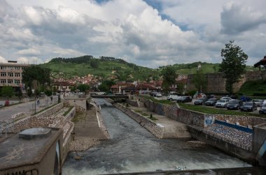 Novi Pazar, Sırbistan - 5 Mayıs 2018: Nehir ve kale harabe şehir merkezinde. Yeni Pazar, Güney Sırbistan kasabası.