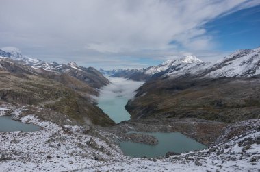 Stausee göl kenarında Saas Fee Güney İsviçre Alpleri'nde görünümüne Monte Moro üzerinden geçmek, İtalya