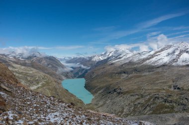 Stausee göl kenarında Saas Fee Güney İsviçre Alpleri'nde görünümüne Monte Moro üzerinden geçmek, İtalya