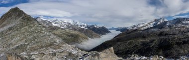 Monte Moro İtalya ve Güney İsviçre Alpleri'nde Saas Fee yakınındaki Stausee göl İsviçre üzerinden geçmek. Panorama