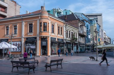 Niş, Sırbistan - 4 Mayıs 2018: İnsanlar yürürken, insanlar şehir niş, Sırbistan merkez sokağında