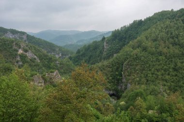 Görünüm Katusnica nehir kanyonun yakınındaki Gostilje şelaleler Zlatibor bölgesinde, Sırbistan.