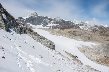 Seewjinengletscher buzul Monte Rosa massif içinde görünüm. Arka plan, Schwarzberghorn Dağı. İsviçre