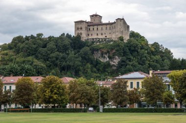 Rocca di Angera Kalesi, görünümünü dışarı Angera kasabanın setin lake Maggiore, İtalya
