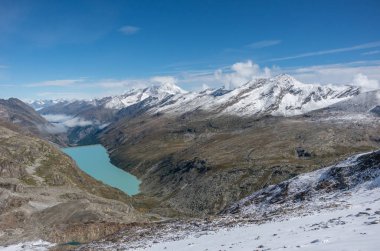 Stausee göl kenarında Saas Fee Güney İsviçre Alpleri'nde görünümüne Monte Moro üzerinden geçmek, İtalya
