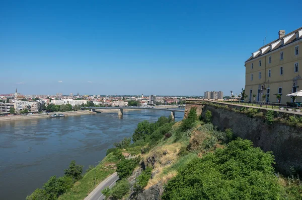 Cityscape Novi Sad Dengan Jembatan Varadin Duga Dan Sungai Danube — Stok Foto