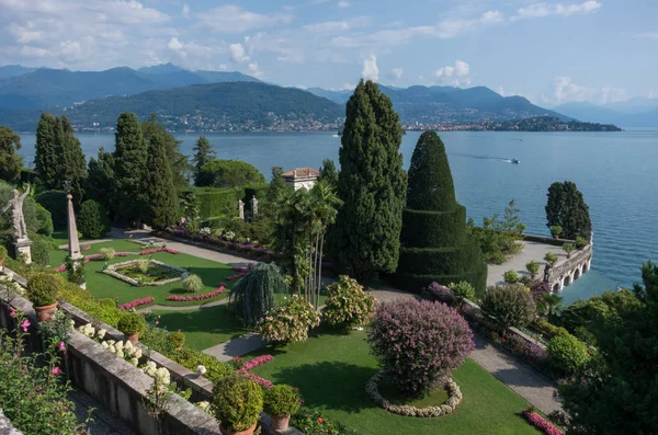 Peyzaj sanat şaheseri. Güzel park Isola Bella Adası. Lake Maggiore, İtalya