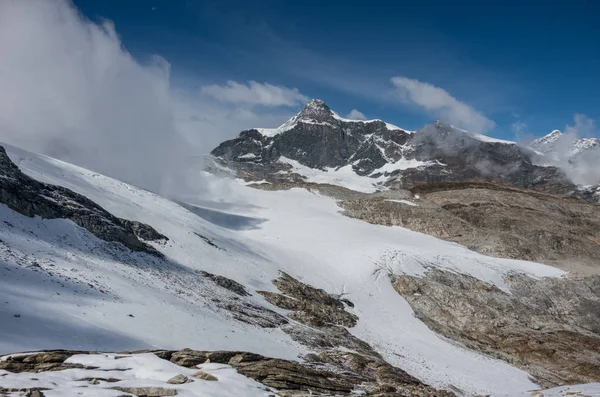 Seewjinengletscher buzul Monte Rosa massif içinde görünüm. Arka plan, Schwarzberghorn Dağı. İsviçre
