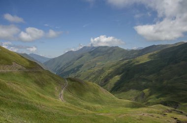 Yılan gibi yol. Dağ Vadisi Datvisjvari Pass, Georgia, Avrupa'nın üstten Panoraması