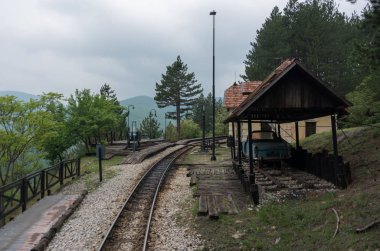 : Küçük İstasyonu sözde Sargan sekiz dar hat Mokra Gora köy Sırbistan Sargan Vitasi istasyonuna demiryolu arabası
