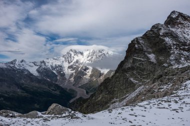 Monte Moro pass Macugnaga, İtalya dan Monte Rosa Dağı'na görüntülemek