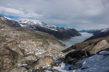Bulutlar ve sis Stausee göl kenarında Saas Fee Monte Moro pass, İtalya dan Güney İsviçre Alpleri'nde kapsadığı için görüntüleyin