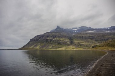 Dağlar ve Berufjordur okyanus lagoon yakınındaki Teigarhorn doğal anıt, İzlanda