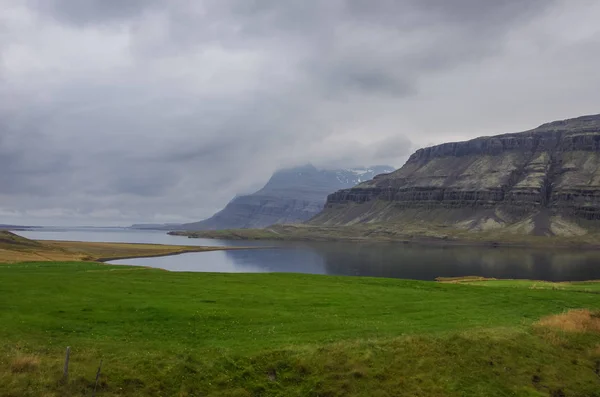 Βουνά Και Berufjordur Ωκεανό Λιμνοθάλασσα Κοντά Teigarhorn Φυσικό Μνημείο Ισλανδία — Φωτογραφία Αρχείου
