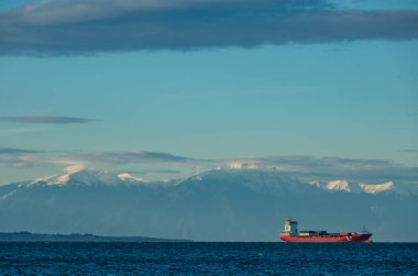 Bay Selanik'in anchorage içinde gemi. Arka plan, Yunanistan Olympus Dağı'nın karlı zirvesi sırasında