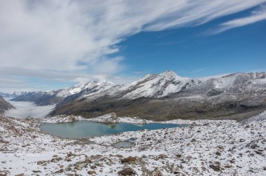 Stausee göl kenarında Saas Fee Güney İsviçre Alpleri'nde görünümüne Monte Moro üzerinden geçmek, İtalya
