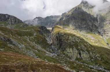 Dağ nehir kanyonun yakınındaki Cascata delle Pisse şelale Vadisi Pisse, Alagna Valsesia alan, İtalya