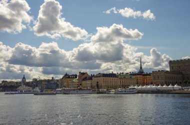 Stockholm, İsveç 22 Ağustos 2014: Stockholm Old Town (Gamla Stan) mimaride doğal yaz Panoraması