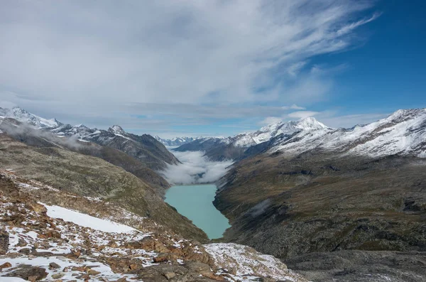 Stausee göl kenarında Saas Fee Güney İsviçre Alpleri'nde görünümüne Monte Moro üzerinden geçmek, İtalya