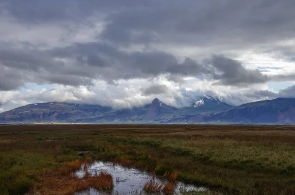 ヘプン村 アイスランド付近の雲の山のある風景します — ストック写真