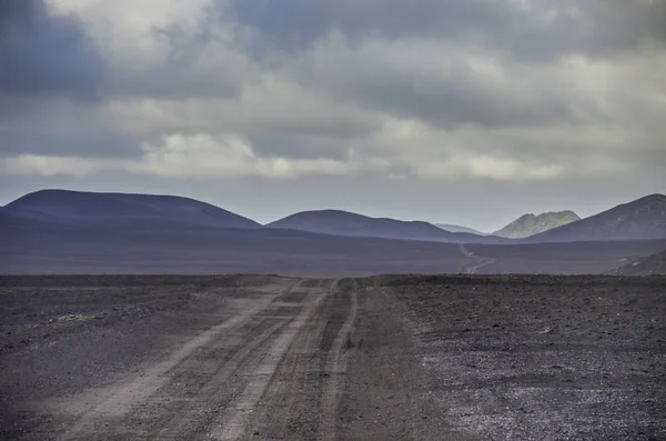 レイキャヴィーク アイスランドで火山の谷の前に黒灰で覆われて溶岩フィールド — ストック写真