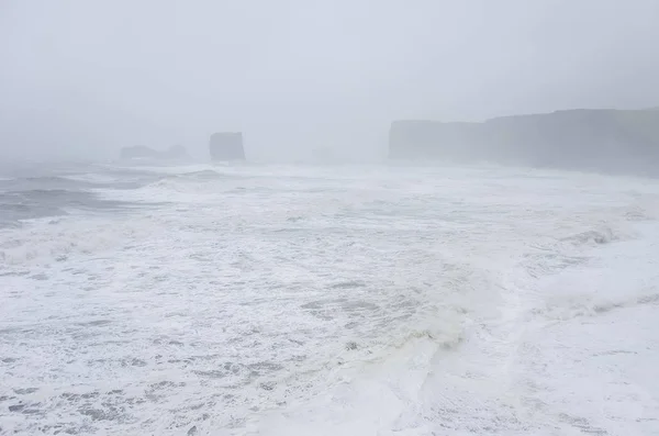 Schwarzer Sandstrand Reynisfjara Ufer Des Atlantiks Mit Riesigen Wellen Süden — Stockfoto