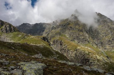Dağ nehir kanyonun yakınındaki Cascata delle Pisse şelale Vadisi Pisse, Alagna Valsesia alan, İtalya
