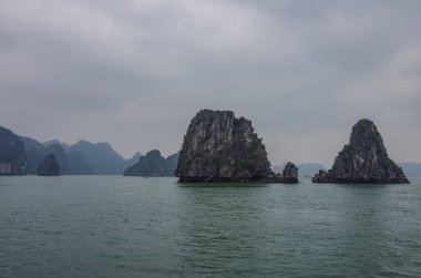 Güzel kireçtaşı dağ manzarası, Ha Long Bay, Kuzey Vietnam. Kış günü Sisli havalarda.