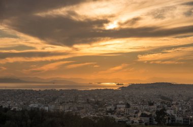 Günbatımı, Yunanistan limanda Atina Panorama görünümünü