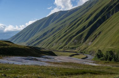 Thurso Dağı Vadisi 'ndeki Terek Nehri. Mtskheta-Mtianeti Bölgesi, Georgia