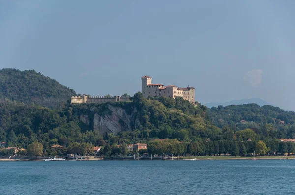 Rocca Angera Θέα Από Την Λίμνη Ματζόρε Ιταλία — Φωτογραφία Αρχείου