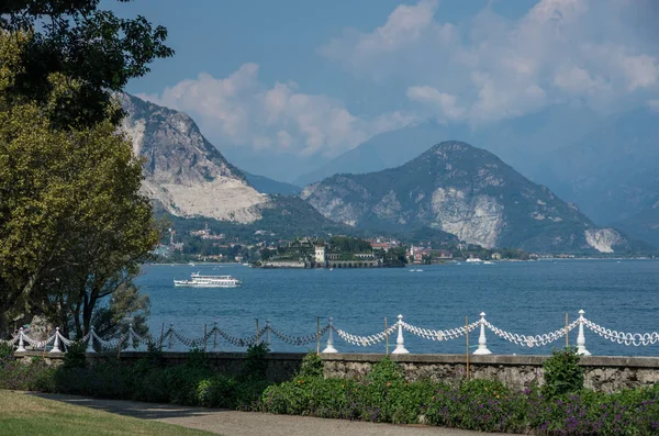 Borromean Adaları Maggiore Gölü Için Villa Pallavicino Parkı Ndan Görüntüleyin — Stok fotoğraf