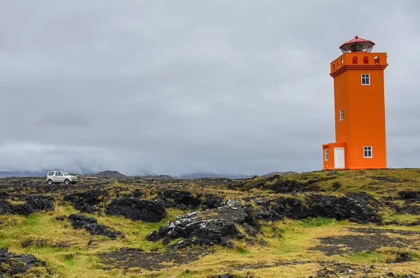 Αυτοκίνητο Μπροστά Από Πορτοκαλί Φάρος Βράχια Στην Ισλανδία Snaefellsnes Peninsulain — Φωτογραφία Αρχείου