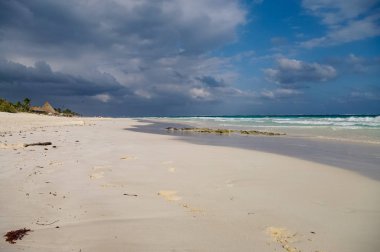 Beyaz kum plaj ve Karayip Denizi, Meksika kıyısında dalgaları. Riviera Maya