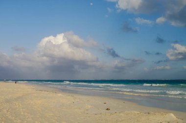 Beyaz kum plaj ve Karayip Denizi, Meksika kıyısında dalgaları. Riviera Maya