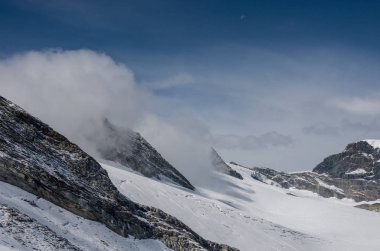 Seewjinengletscher buzul Monte Rosa massif içinde görünüm. Arka plan, Schwarzberghorn Dağı. İsviçre