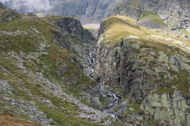 Dağ nehir kanyonun yakınındaki Cascata delle Pisse şelale Vadisi Pisse, Alagna Valsesia alan, İtalya