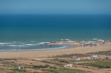 Atlantik Okyanusu kıyı şeridi ve balıkçı köyü mavi deniz araçları ile panoramik uygundur. Fas