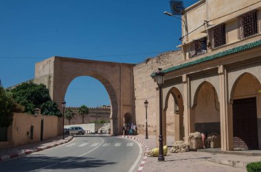 Meknes, Fas - 8 Mayıs 2017: Geçit bölgesi Dar el-Kbira Medine'nin Meknes, Fas içinde