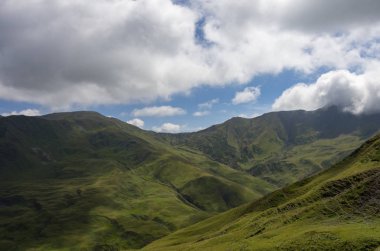 Yılan gibi yol. Panorama dağ vadinin üstünden Datvisj