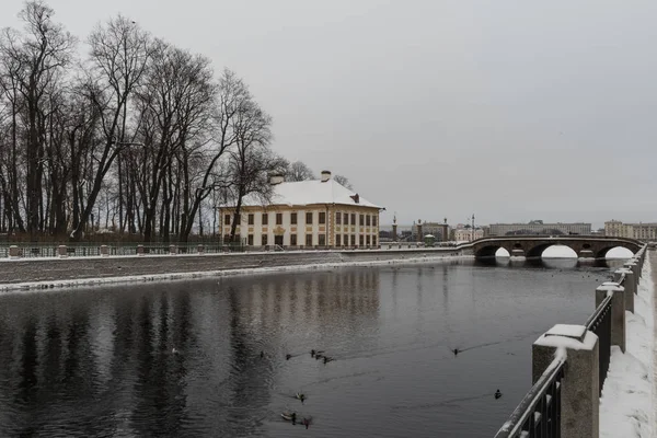圣彼得堡的冬天 彼得一世颐和园的丰坦卡河的堤防 俄罗斯 — 图库照片