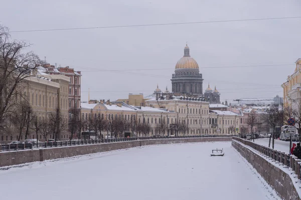 莫伊卡河的石头堤防 背景是圣艾萨克大教堂的风景秀丽的豪宅和金色圆顶 冬天的景色与雪 圣彼得堡 俄罗斯 — 图库照片