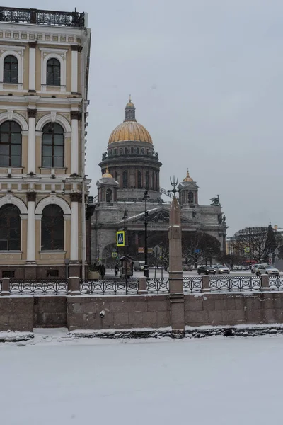 圣彼得堡 俄罗斯 2019年1月5日 莫伊卡河的石头堤防与风景秀丽的豪宅和金色圆顶的圣艾萨克大教堂的背景 冬天看法与雪 — 图库照片