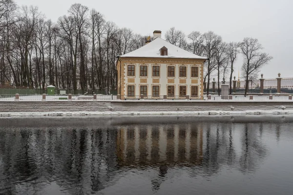 圣彼得堡的冬天 彼得一世颐和园的丰坦卡河的堤防 俄罗斯 — 图库照片