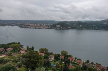 Kasaba Arona Maggiore Gölü, Piedmont, İtalya. Rocca görünümünden