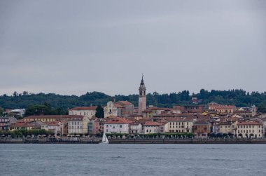 Kasaba Arona Maggiore Gölü, Piedmont, İtalya. Rocca görünümünden